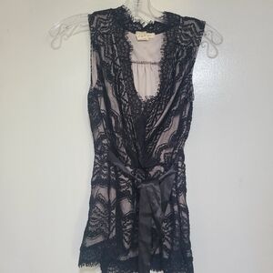 Pre-owned Pretty Good Plunged neckline lace top  SIZE S